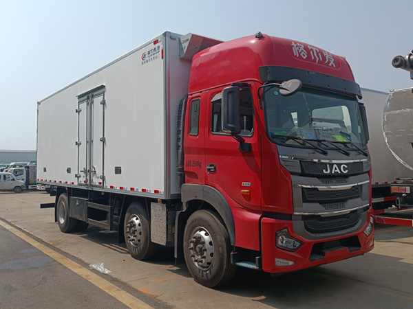 8米江淮格尔发小三轴冷藏车