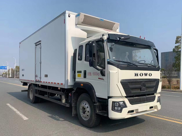 7.6米中国重汽豪沃G5X冷藏车