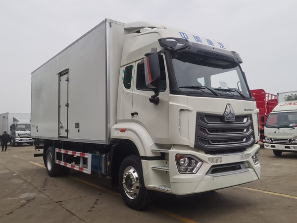 6.8米中国重汽豪沃NX冷藏车
