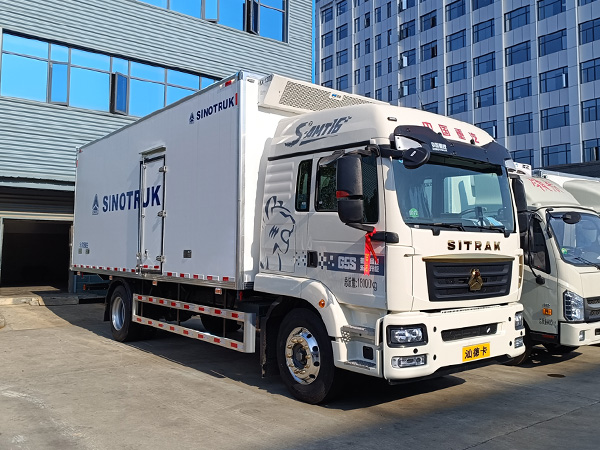 6.8米重汽汕德卡G5S冷藏车