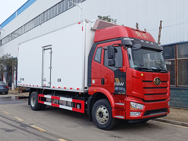 6.8米解放J6L冷藏车