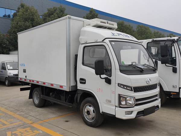 3.3米上汽跃进S80冷藏车