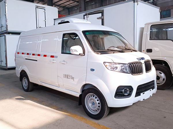 3.3立方华晨鑫源X30LEV纯电动冷藏车