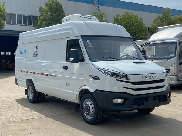 8.5立方依维柯得意V40冷藏车